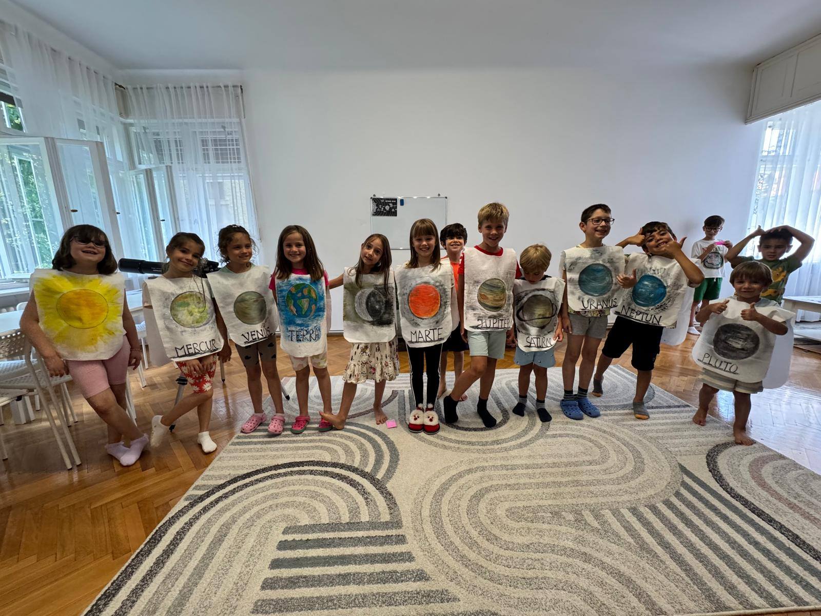 Copii la Play After School purtând costume de planete realizate manual