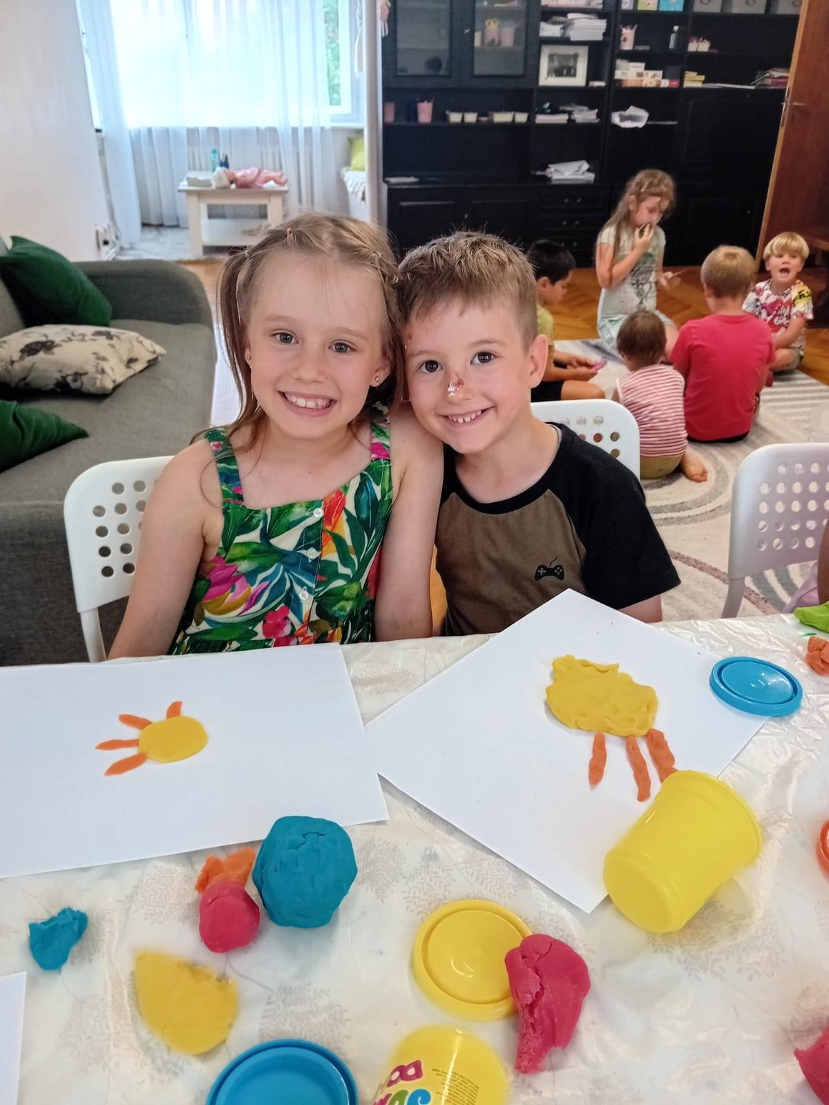 Copii bucuroși de creațiile lor din plastilină